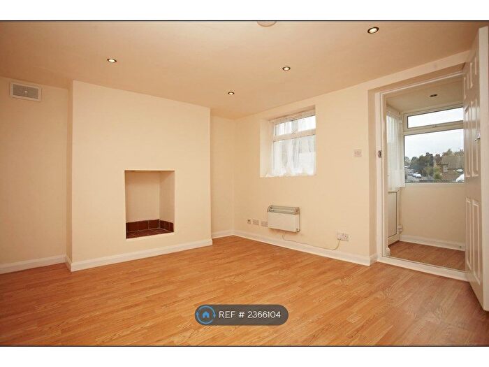 Studio To Rent In Cotmandene, Dorking, RH4