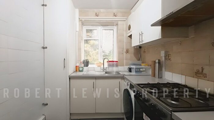 2 Bedroom Flat To Rent In Basing Way, London, N3