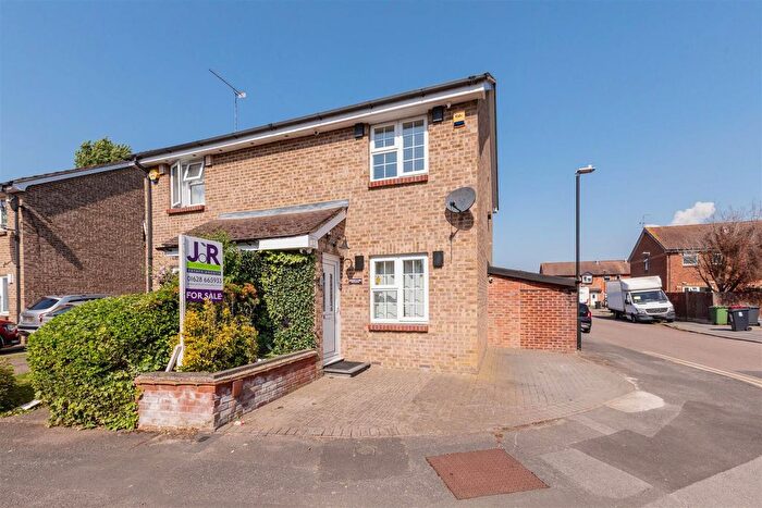 3 Bedroom End Terrace House For Sale In Boveney Close, Slough, SL1