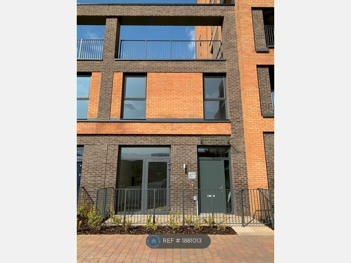 3 Bedroom Flat To Rent In Chailey Place, Hayes, UB3