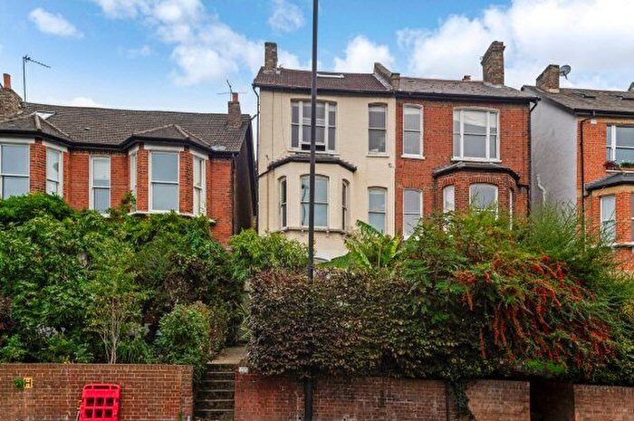 3 Bedroom Flat To Rent In Norwood Road, London, SE24