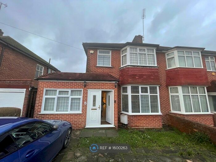 3 Bedroom Semi-Detached House To Rent In The Vale, London, N14