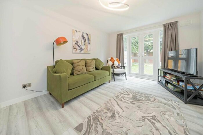 2 Bedroom Flat For Sale In Hendon Way, Golders Green, NW2