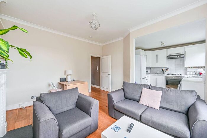 2 Bedroom Flat To Rent In Gauden Road, Clapham North, London, SW4