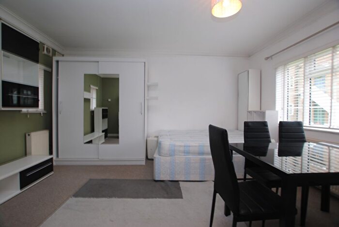 Studio To Rent In West Lodge Court, Uxbridge Road, London, W3