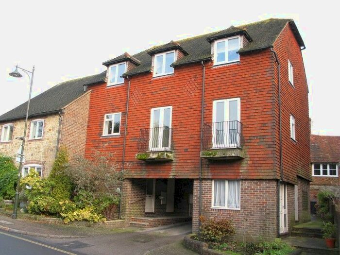 2 Bedroom Flat To Rent In Market Square, Petworth, GU28