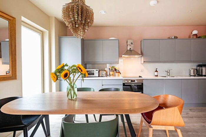 3 Bedroom Flat For Sale In Wintergreen Court, Hackney, London, E9