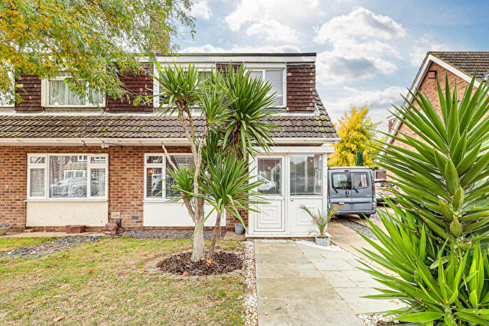 3 Bedroom Semi Detached House For Sale In Sandpiper Close, Southend-on-sea, SS3
