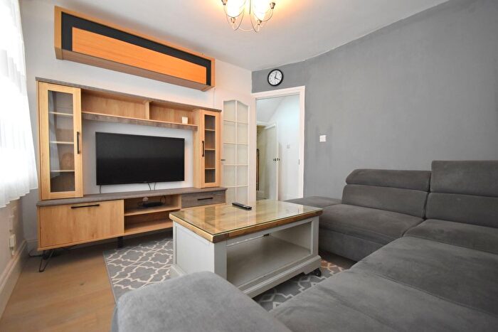 2 Bedroom Maisonette To Rent In De'arn Gardens, Mitcham, CR4