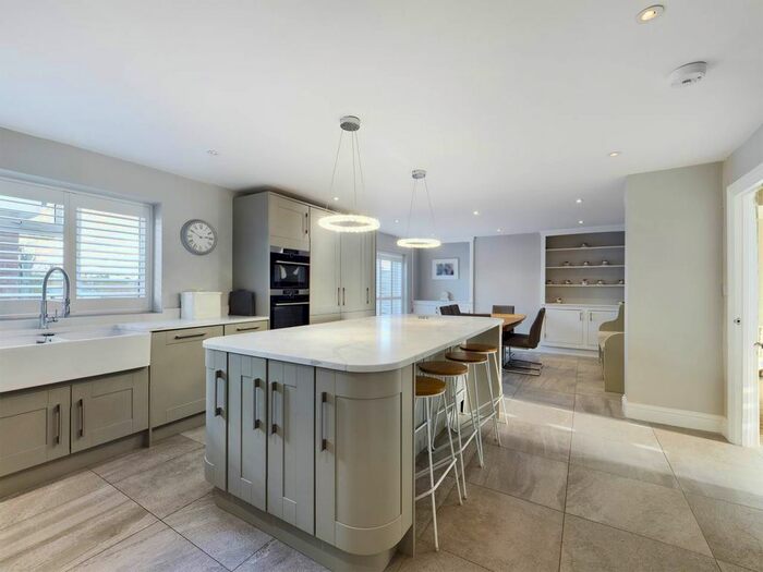 4 Bedroom Bungalow To Rent In Birling Road, Snodland, Kent, ME6