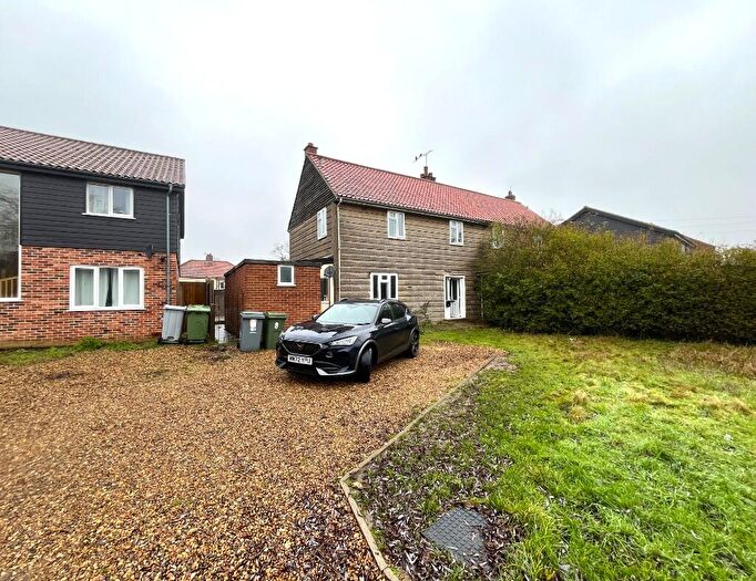 3 Bedroom Semi-Detached House To Rent In Sutton Crescent, NR13