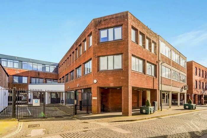 2 Bedroom Flat To Rent In George Street, Aylesbury, HP20