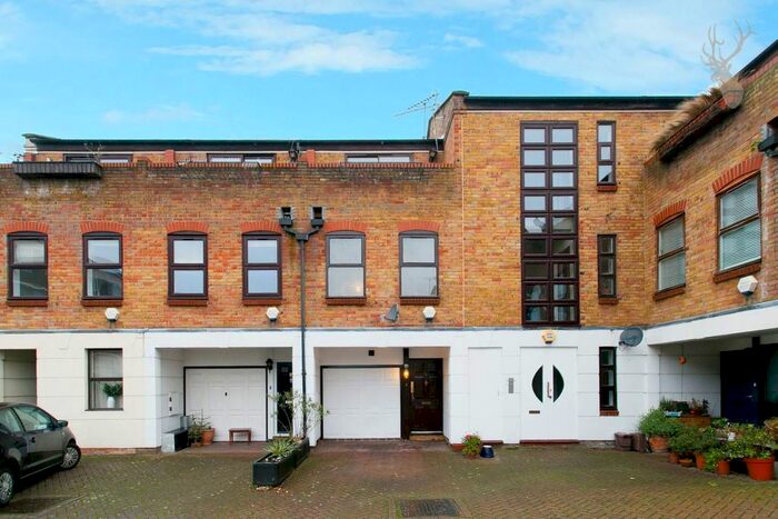 2 Bedroom Town House To Rent In Malmesbury Road, Bow, E3