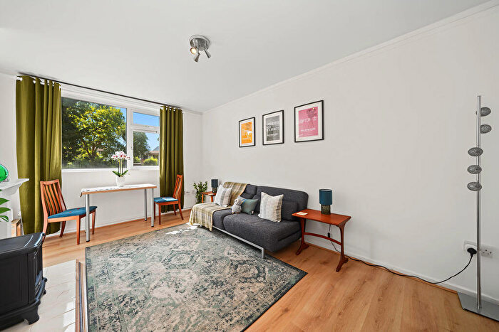 2 Bedroom Flat For Sale In Scrutton Close, London, SW12