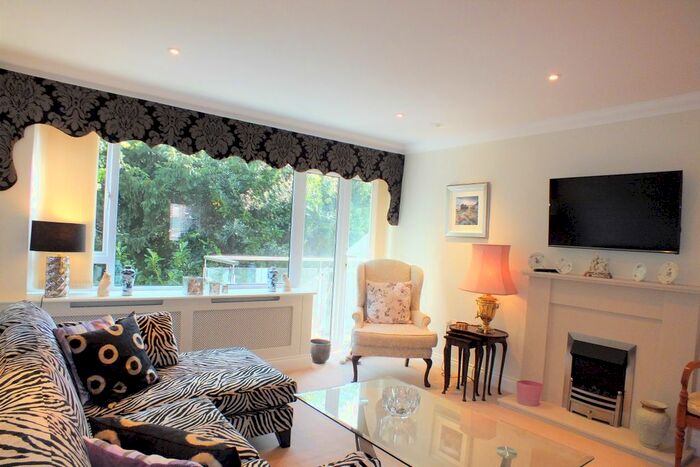 2 Bedroom Flat To Rent In Hillbrow Road, Esher, KT10