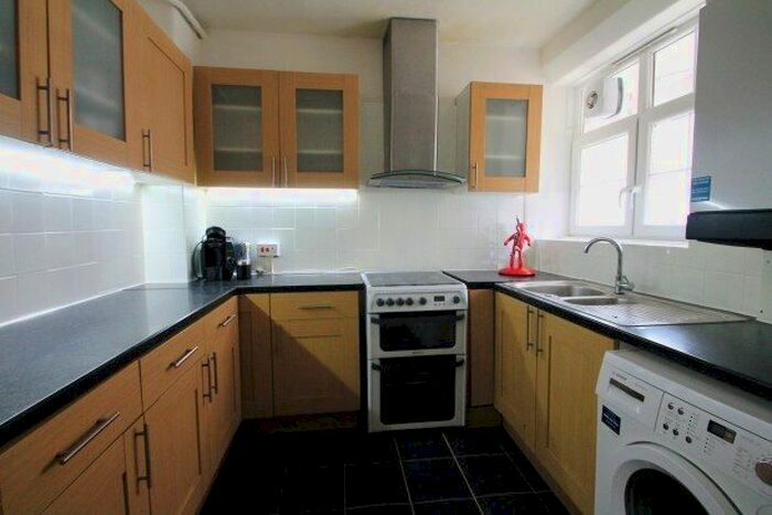 2 Bedroom Flat To Rent In Loughborough Estate, London, SW9
