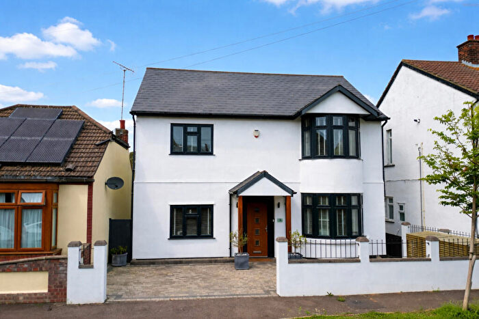 4 Bedroom Detached House For Sale In Martyns Grove, Westcliff-on-sea, SS0