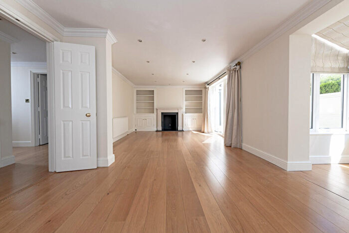 3 Bedroom Apartment To Rent In Hortensia Road, Chelsea, SW10