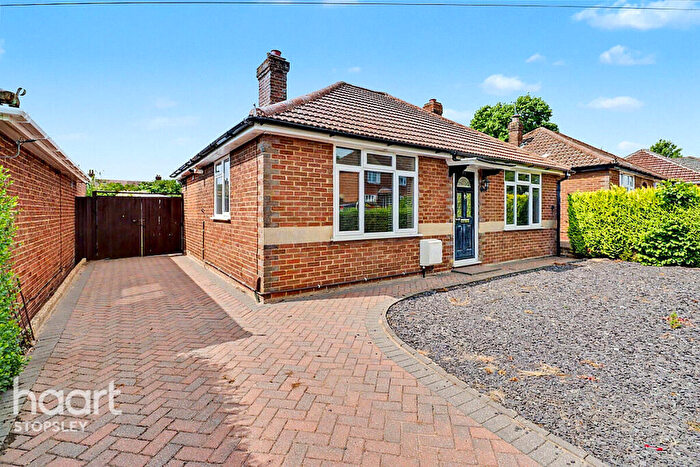 2 Bedroom Detached Bungalow For Sale In Hawthorn Avenue, Luton, LU2