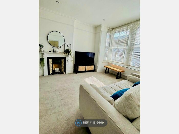 1 Bedroom Flat To Rent In Albany Road, London, W13