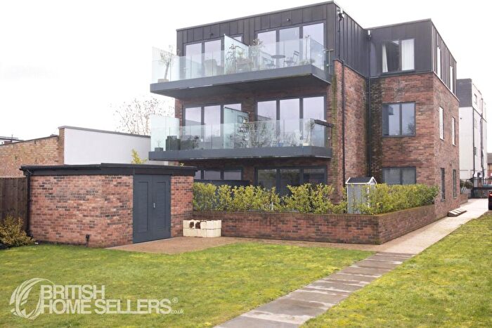 2 Bedroom Apartment For Sale In Woodhouse Road, London, N12