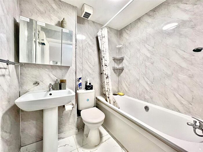 1 Bedroom Flat To Rent In Duett Court, St. Giles Close, Heston, Hounslow, TW5