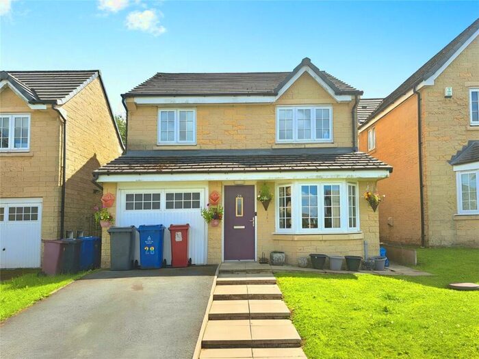 4 Bedroom Detached House To Rent In Coulthurst Gardens, Darwen, Lancashire, BB3
