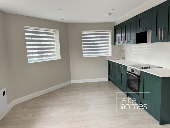 1 Bedroom Flat To Rent In The Highway, Beaconsfield, HP9