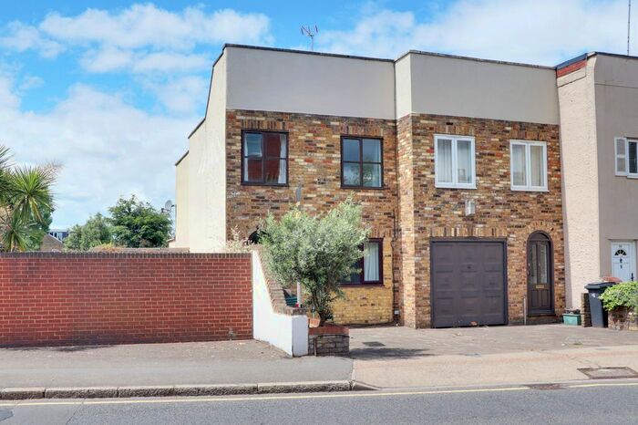 3 Bedroom End Of Terrace House To Rent In Park Road, Kingston Upon Thames, Surrey, KT2