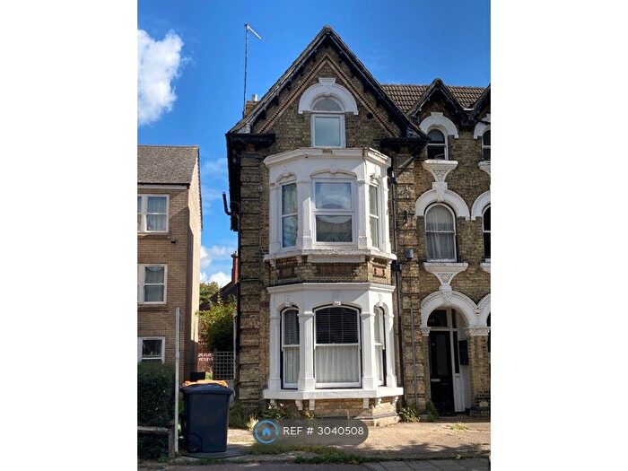 1 Bedroom Flat To Rent In Chaucer Road, Bedford, MK40