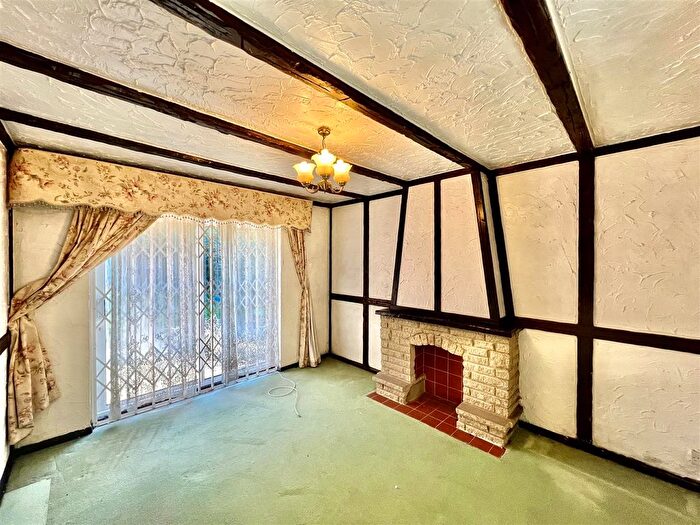 3 Bedroom End Terrace House For Sale In Hanworth Road, Hounslow, TW3