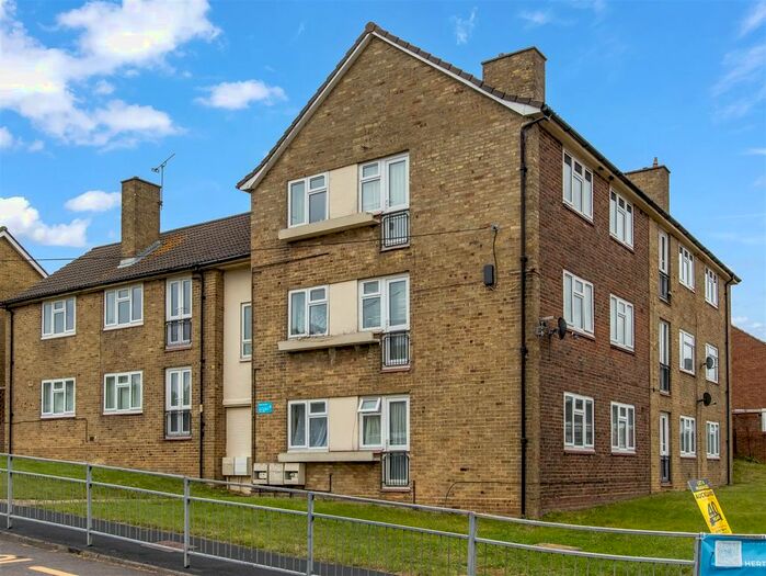 2 Bedroom Flat For Sale In Chace Avenue, Potters Bar, EN6