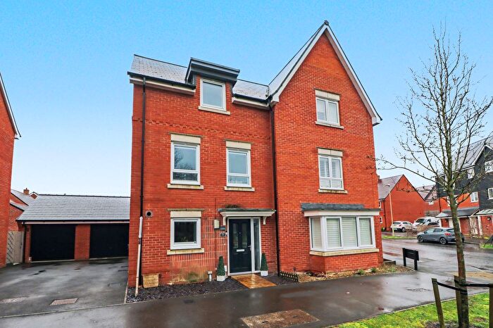 3 Bedroom Semi Detached House For Sale In Kingsman Drive, Botley, SO32