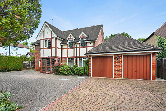4 Bedroom Detached House For Sale In Bellfield Avenue, Harrow, HA3