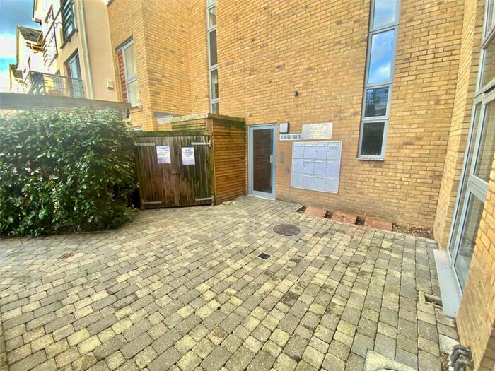 2 Bedroom Flat To Rent In Arundel Square, Maidstone, Kent, ME15