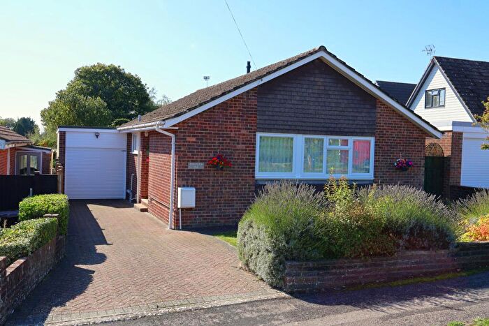 2 Bedroom Detached Bungalow For Sale In White Beam Rise, Clanfield, PO8