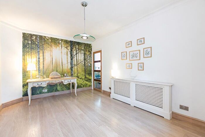 5 Bedroom Semi-Detached House To Rent In Hampstead Gardens, London, NW11