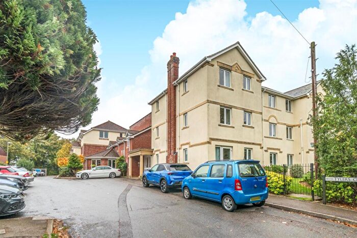 2 Bedroom Retirement Property For Sale In Andrews Lodge, Lymington, SO41