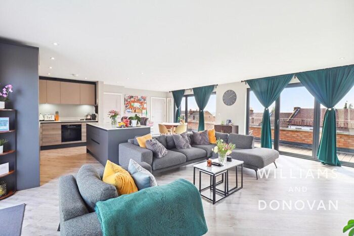 2 Bedroom Apartment For Sale In High Road, South Benfleet, SS7