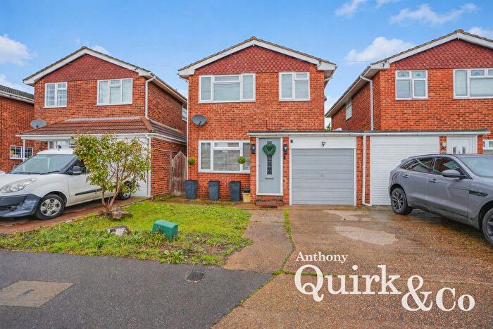 3 Bedroom Link Detached House For Sale In Waarem Avenue, Canvey Island, SS8