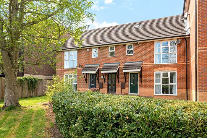 1 Bedroom Apartment For Sale In Wey View Court, Walnut Tree Close, Guildford, GU1