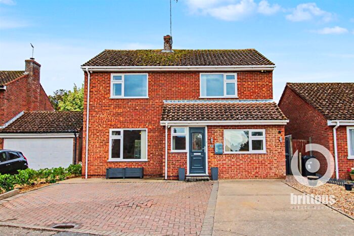 5 Bedroom Detached House For Sale In Generous Family Home In Dersingham With No Onward Chain - Old Hall Drive, PE31