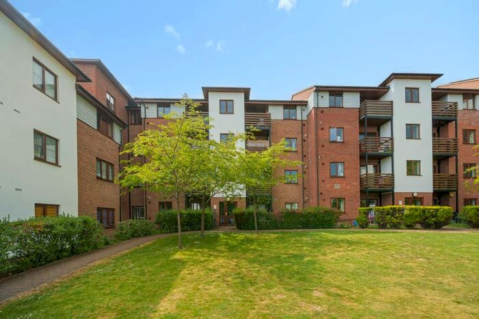 2 Bedroom Flat To Rent In High Wycombe, Buckinghamshire, HP11