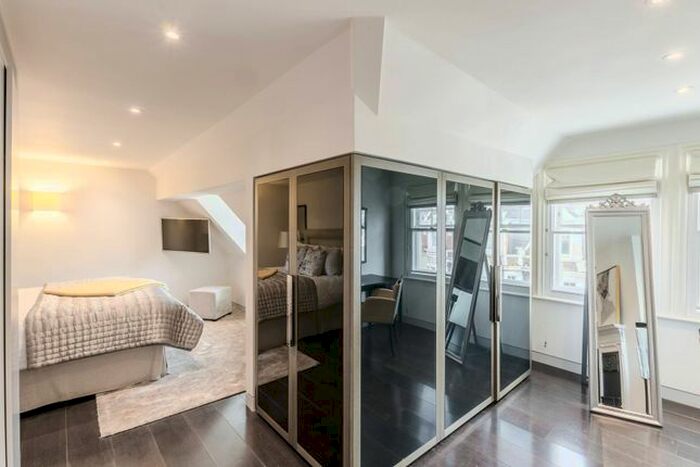 2 Bedroom Flat To Rent In Duke Street, Mayfair, London, W1K