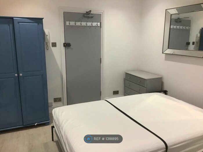 Studio To Rent In Shepherds Bush Road, London, W6