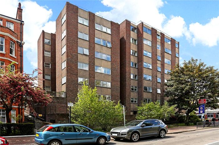 2 Bedroom Flat For Sale In Parkgate Road, London, SW11