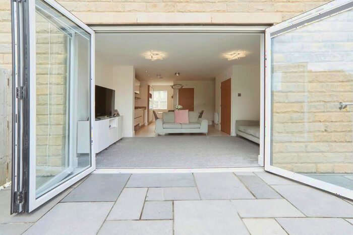 3 Bedroom End Of Terrace House For Sale In Quarry Park, Idle, Bradford, BD10