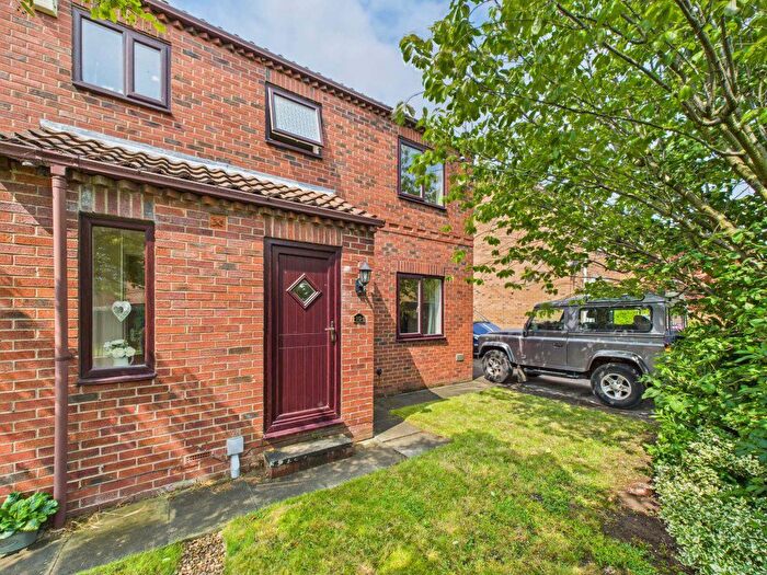 3 Bedroom Semi-Detached House To Rent In Summerfield Close, Brotherton, WF11