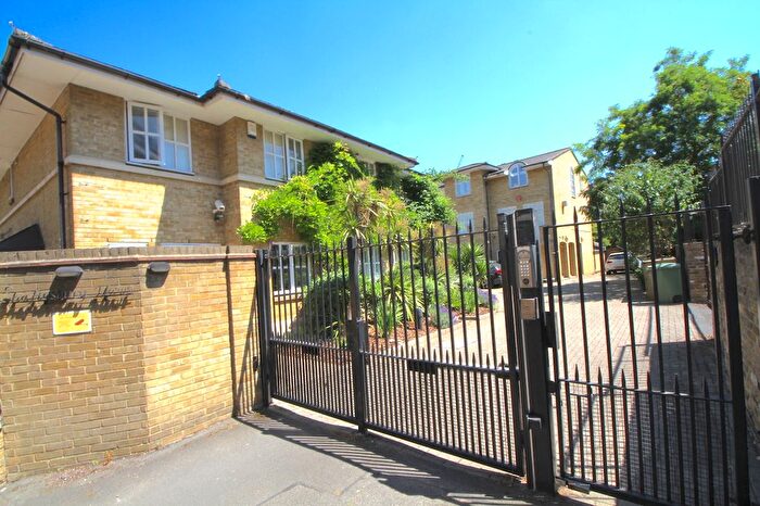 3 Bedroom Mews To Rent In Shaftsbury Mews, Clapham, SW4