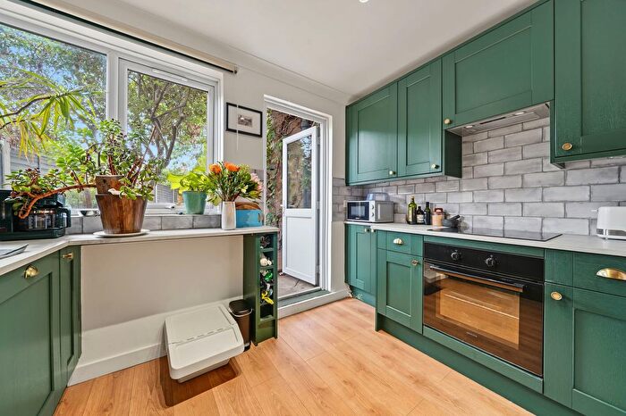 1 Bedroom Flat For Sale In Dagmar Road, N4